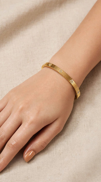 Aura Pleated Crystal Clover Kada